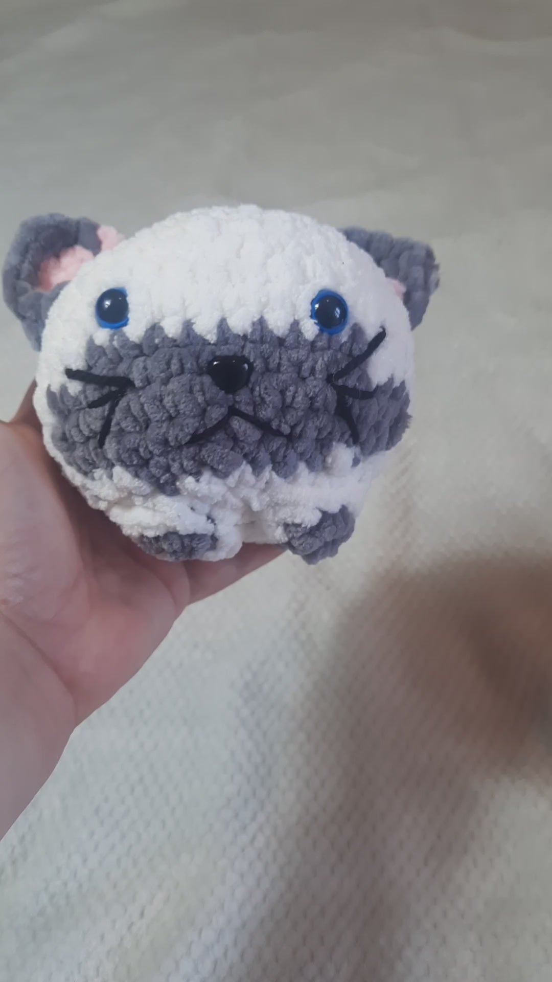 🐱 Chat Boule Gris & Blanc – Création artisanale au crochet