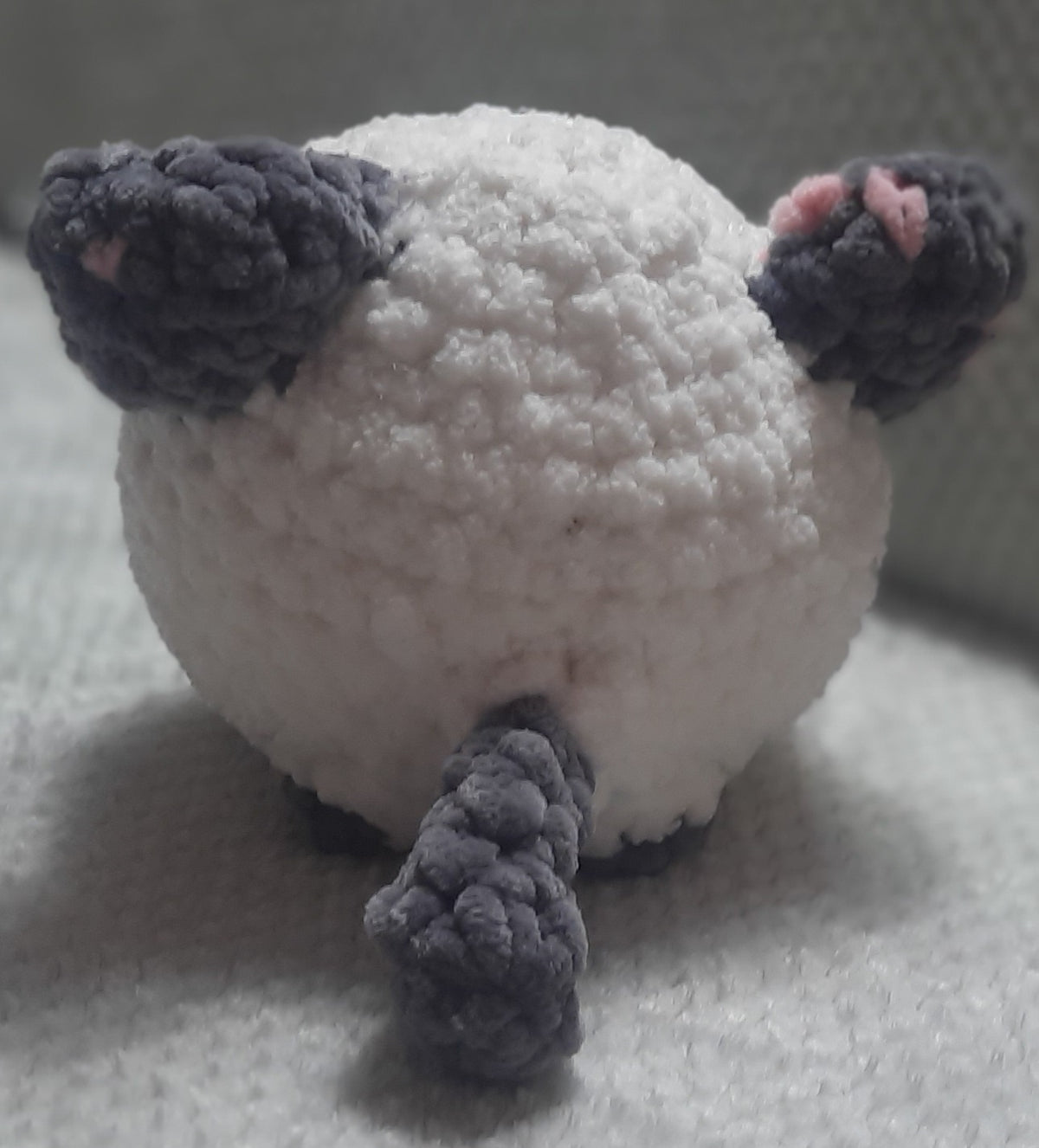 🐱 Chat Boule Gris & Blanc – Création artisanale au crochet