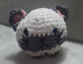 🐱 Chat Boule Gris & Blanc – Création artisanale au crochet