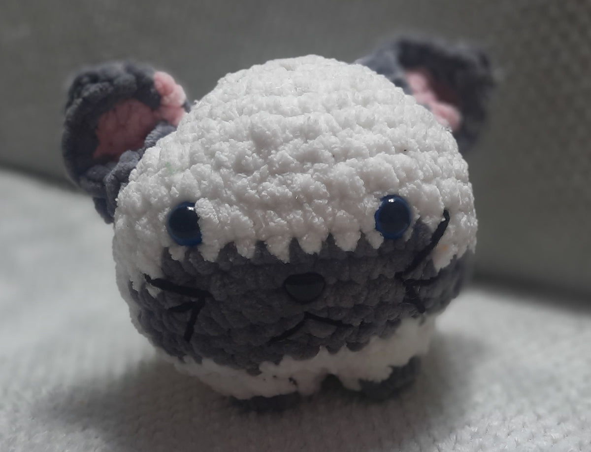🐱 Chat Boule Gris & Blanc – Création artisanale au crochet